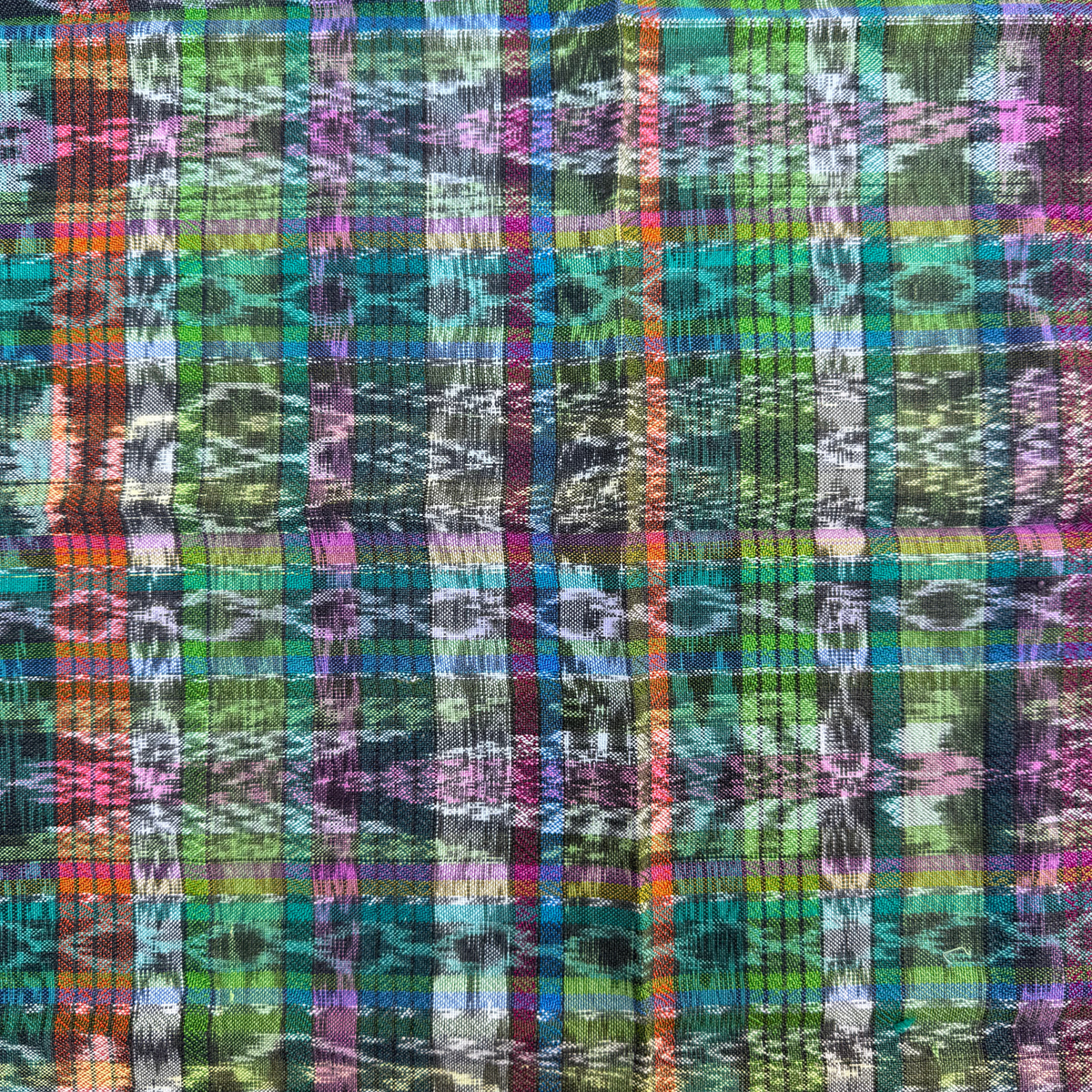 Multicolored woven fabric pattern