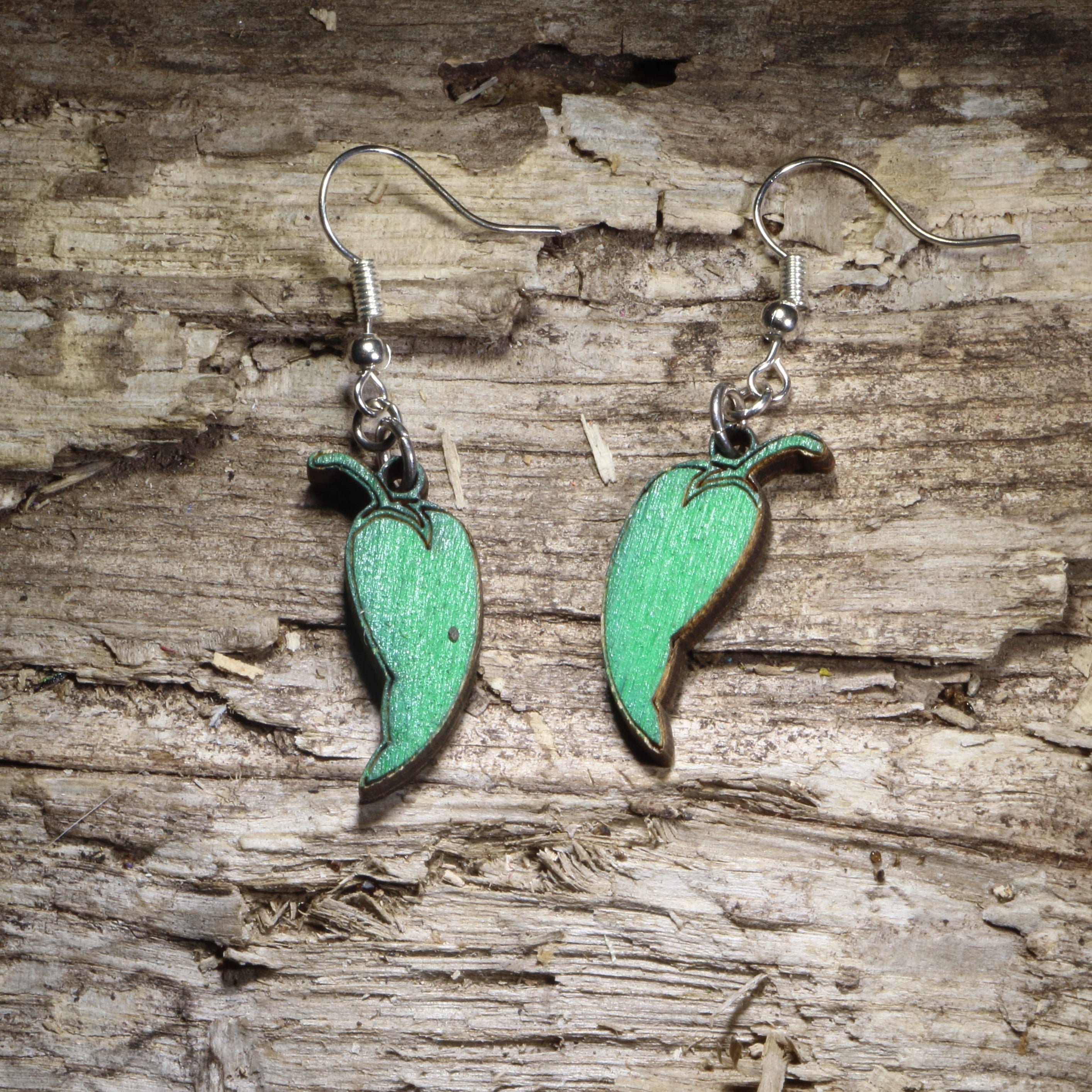 Handcrafted green chili pepper wooden dangle earrings featuring vibrant hand-painted hot peppers. Lightweight wooden earrings with hypoallergenic .925 sterling silver hooks, perfect for chili lovers, spicy food fans, home chefs, gardeners, farmers market enthusiasts, Mexican food lovers, and unique foodie gifts.