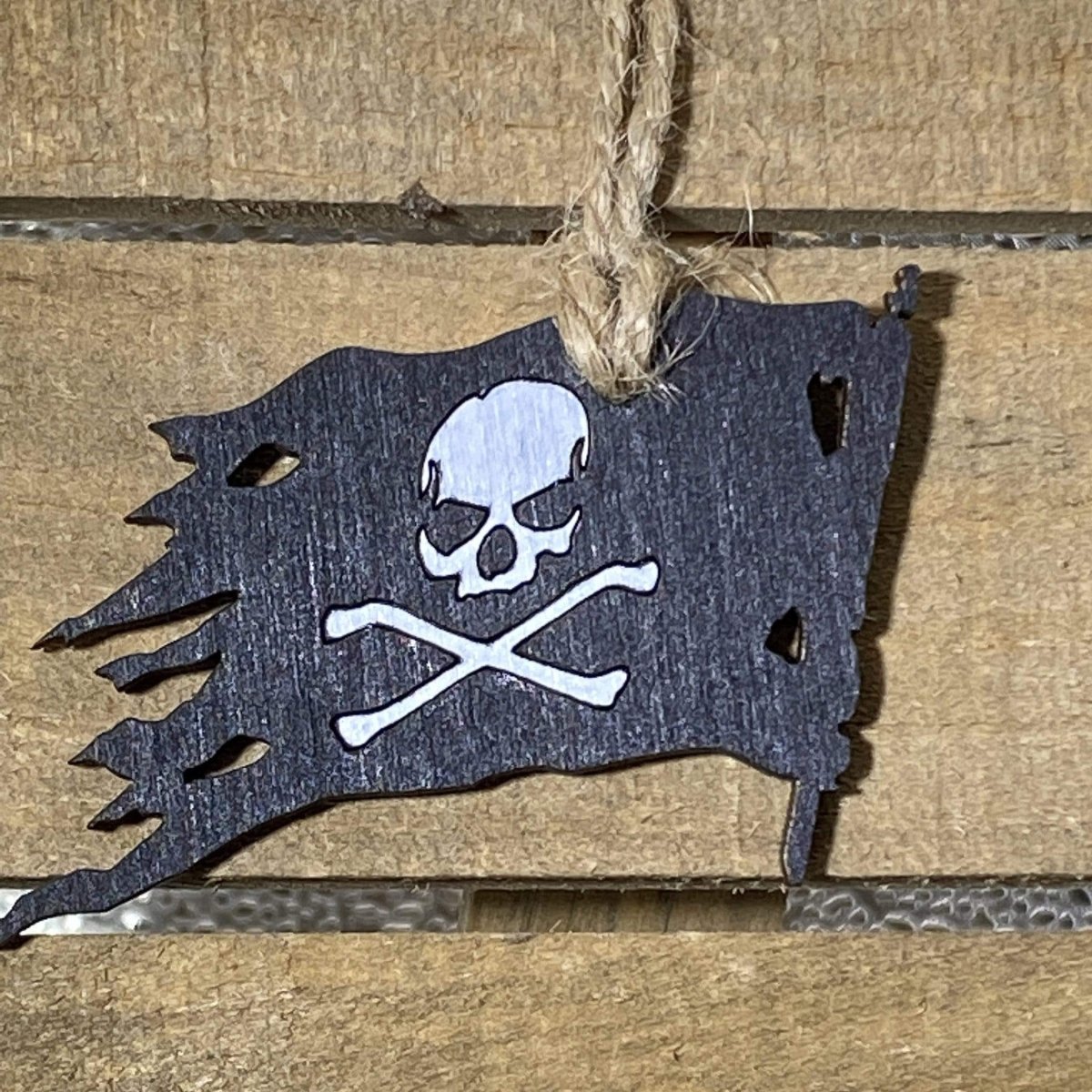 Hand-painted wooden Jolly Roger pirate Christmas ornament with skull and crossbones holiday design and lightweight festive decor, bold nautical tree decoration for pirate lovers and coastal style
