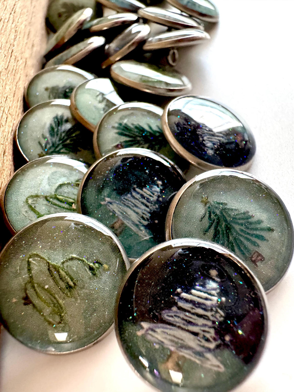 Medium Round Buttons - Green Squiggle Christmas Trees - 16mm