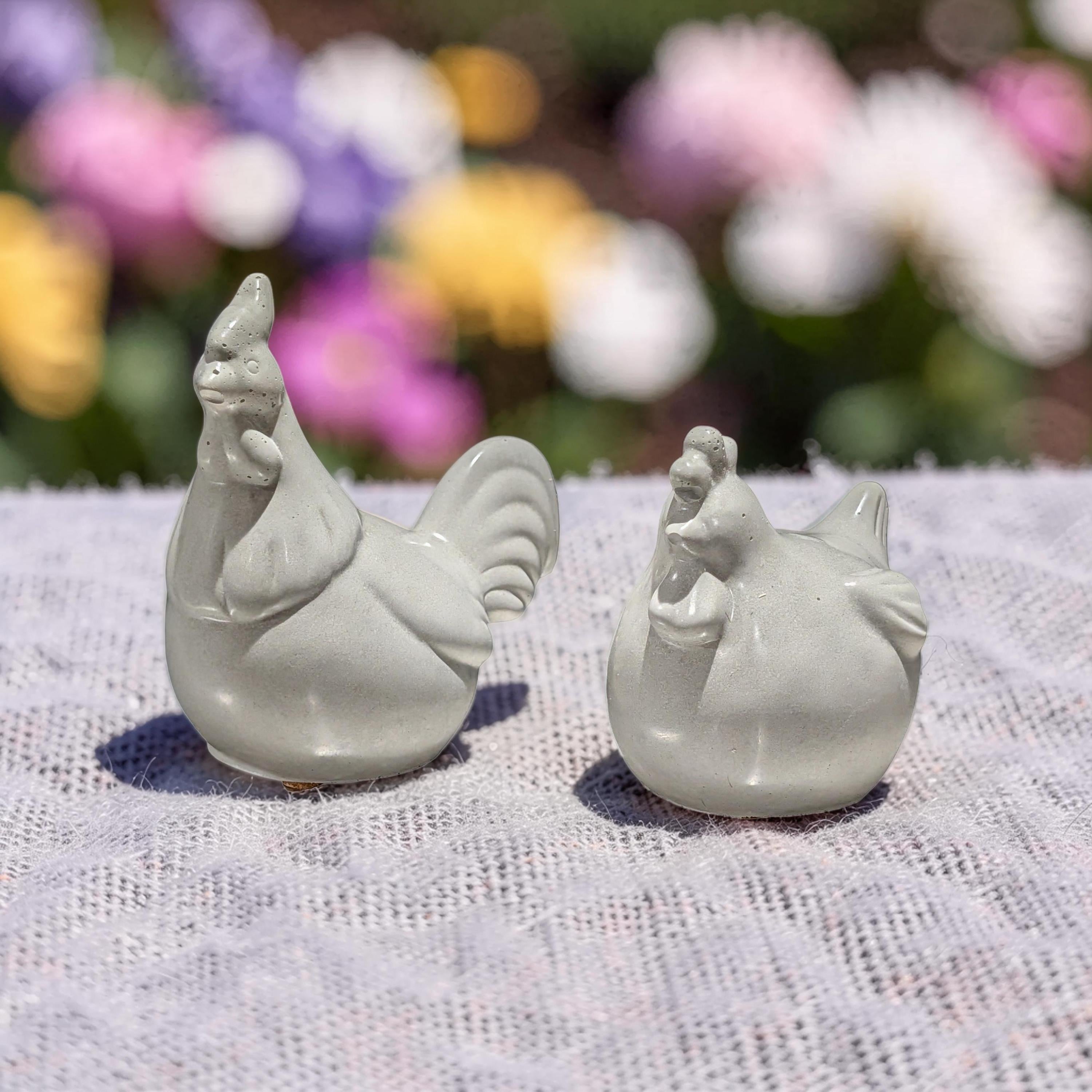 Handmade Concrete Chicken Statue Set – Minimalist Farmhouse Decor – Modern Industrial Rooster & Hen Figurines – Nordic Style Concrete Bird