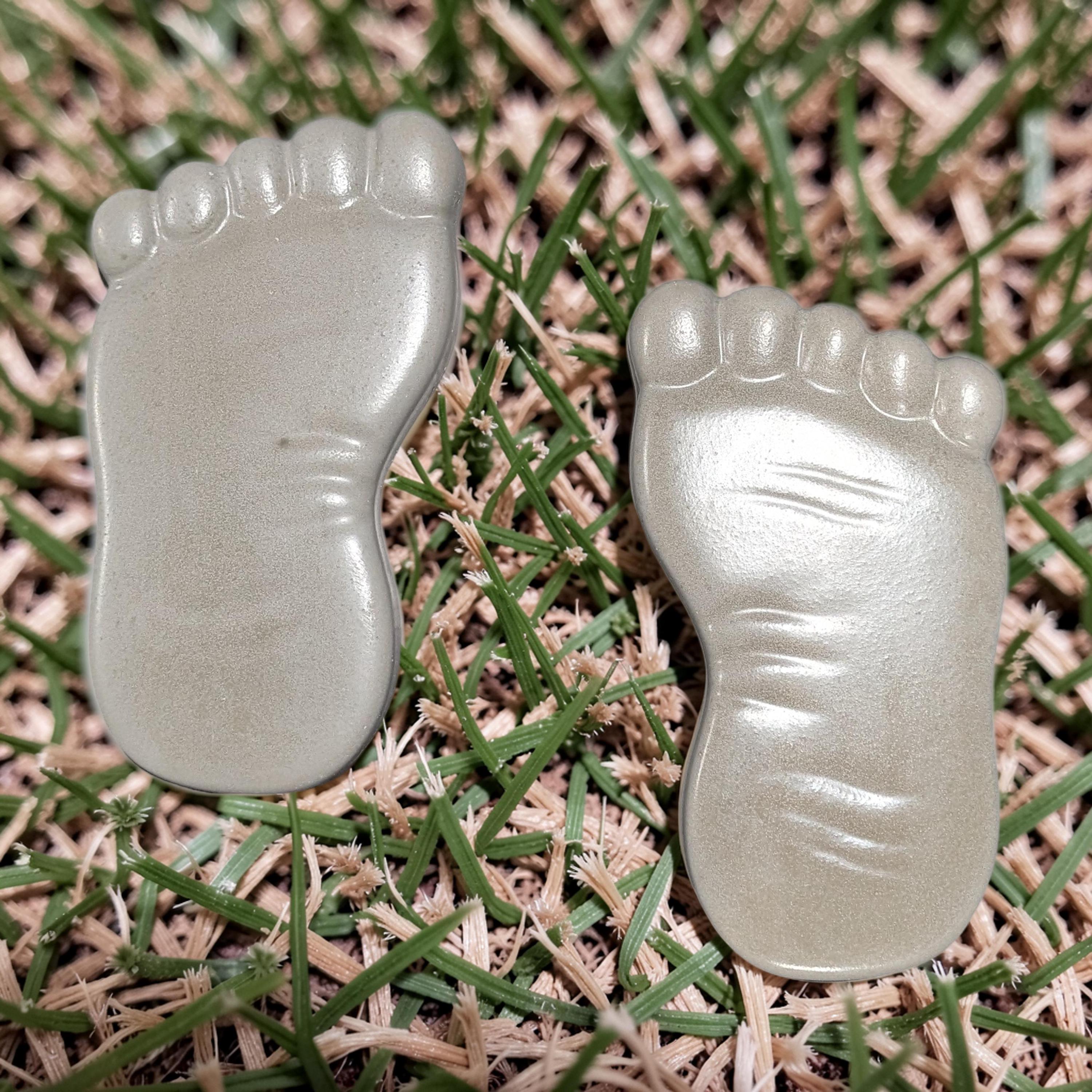Large Concrete Feet Stepping Stones, Pair of Left & Right Footprint Garden Path Decor, Sealed Outdoor Walkway Pavers