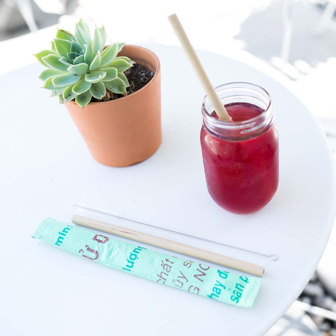 sustainable bamboo straw set helps reduce waste