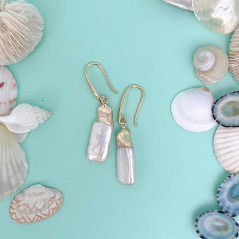 the beach and back freshwater pearl rectangular drop earring on aqua background with shells