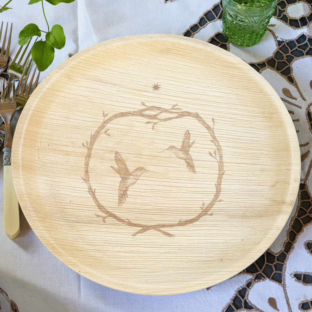 maaterra compostable palm leaf plate with Hummingbird Wreath design