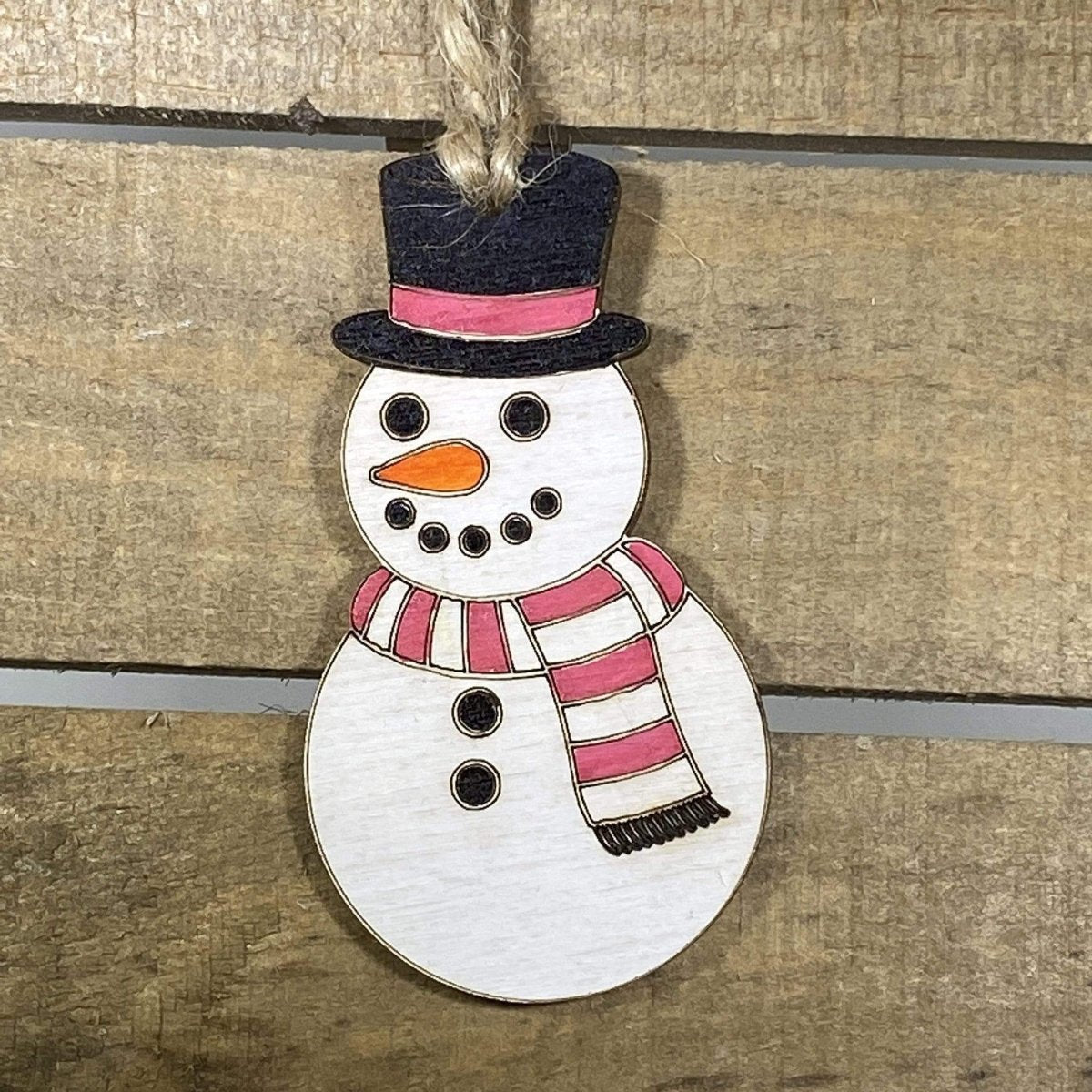 Hand-painted wooden carrot nose snowman Christmas ornament with cute winter holiday design and lightweight festive decor, cheerful snowman tree decoration for cozy holiday style