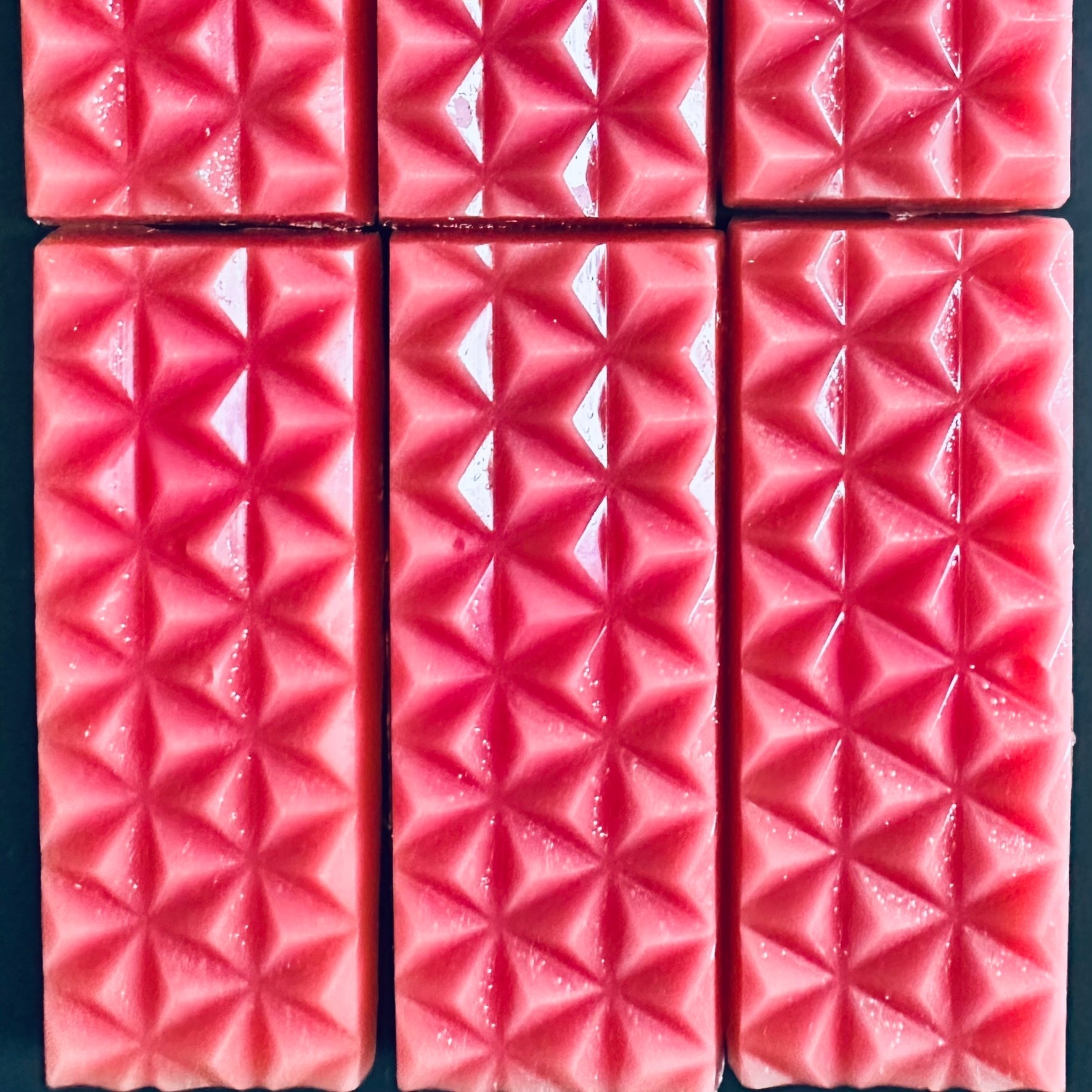 artisan-scent-snap-bar-wax-melt-product-display-the-kine-collective