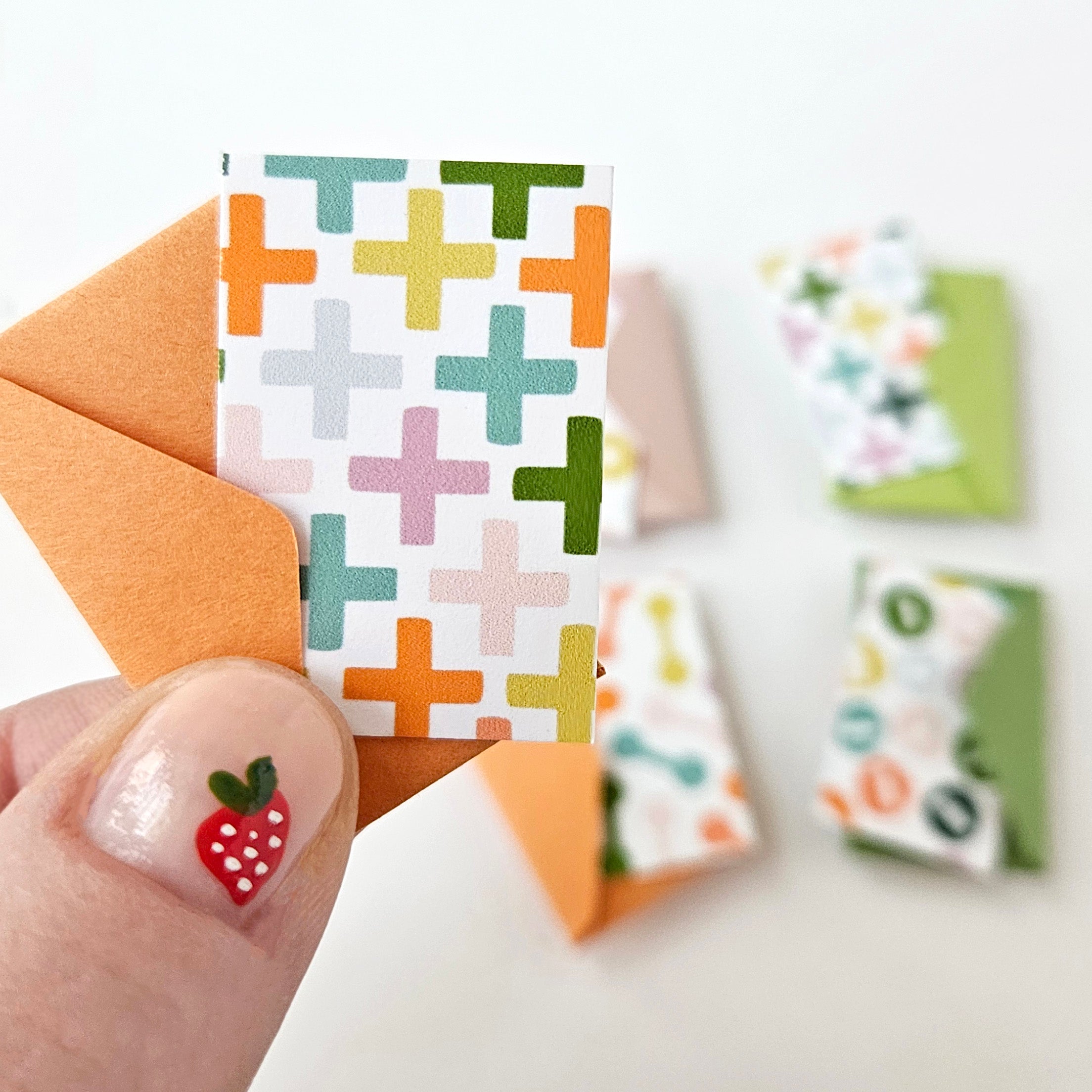 MICRO NOTES - 8 TINY NOTECARDS + 8 COORDINATING, NON-SEALING, TINY ENVELOPES