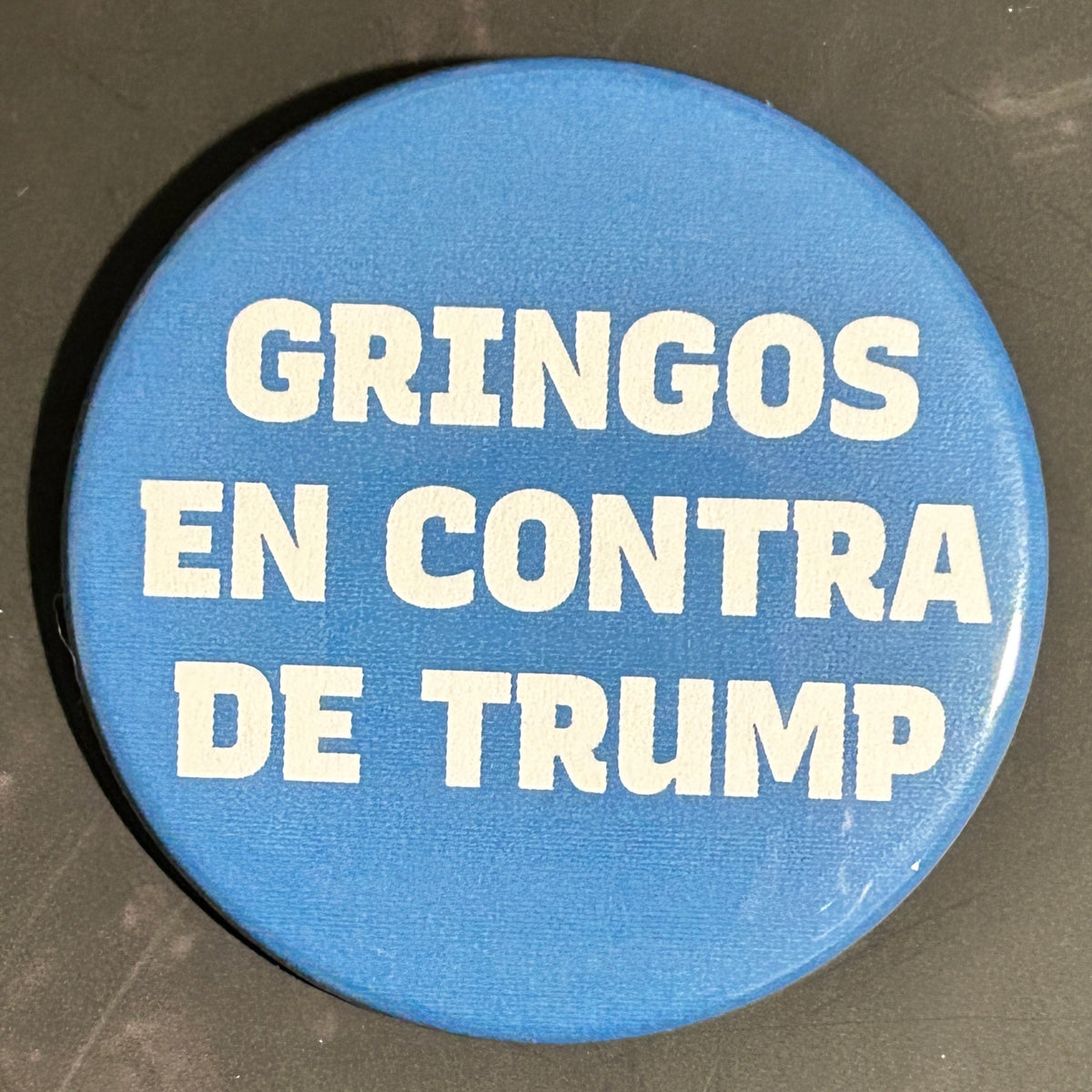 Gringos en contra de Trump - button/magnet/mirror