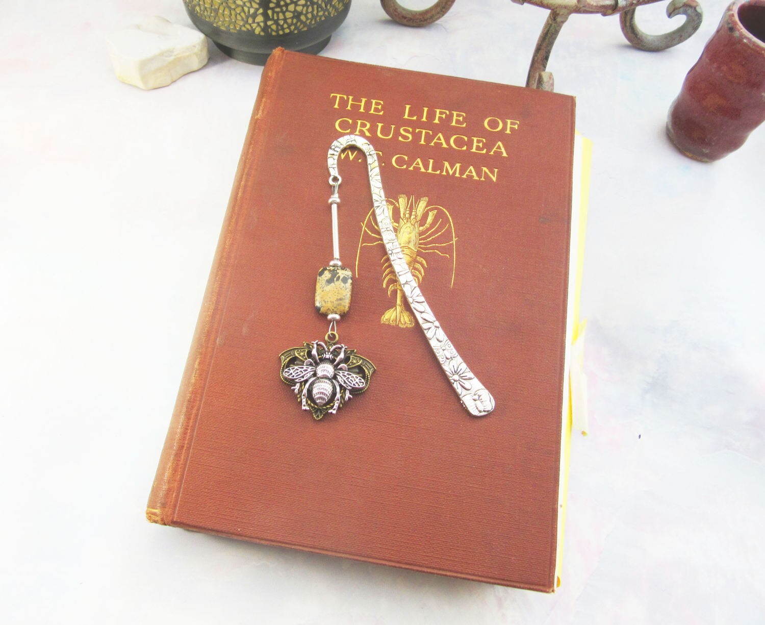 Close-up of the honey bee bookmark - metal bookmark in bronze and silver, beautifully crafted as a thoughtful gift for nature lovers.