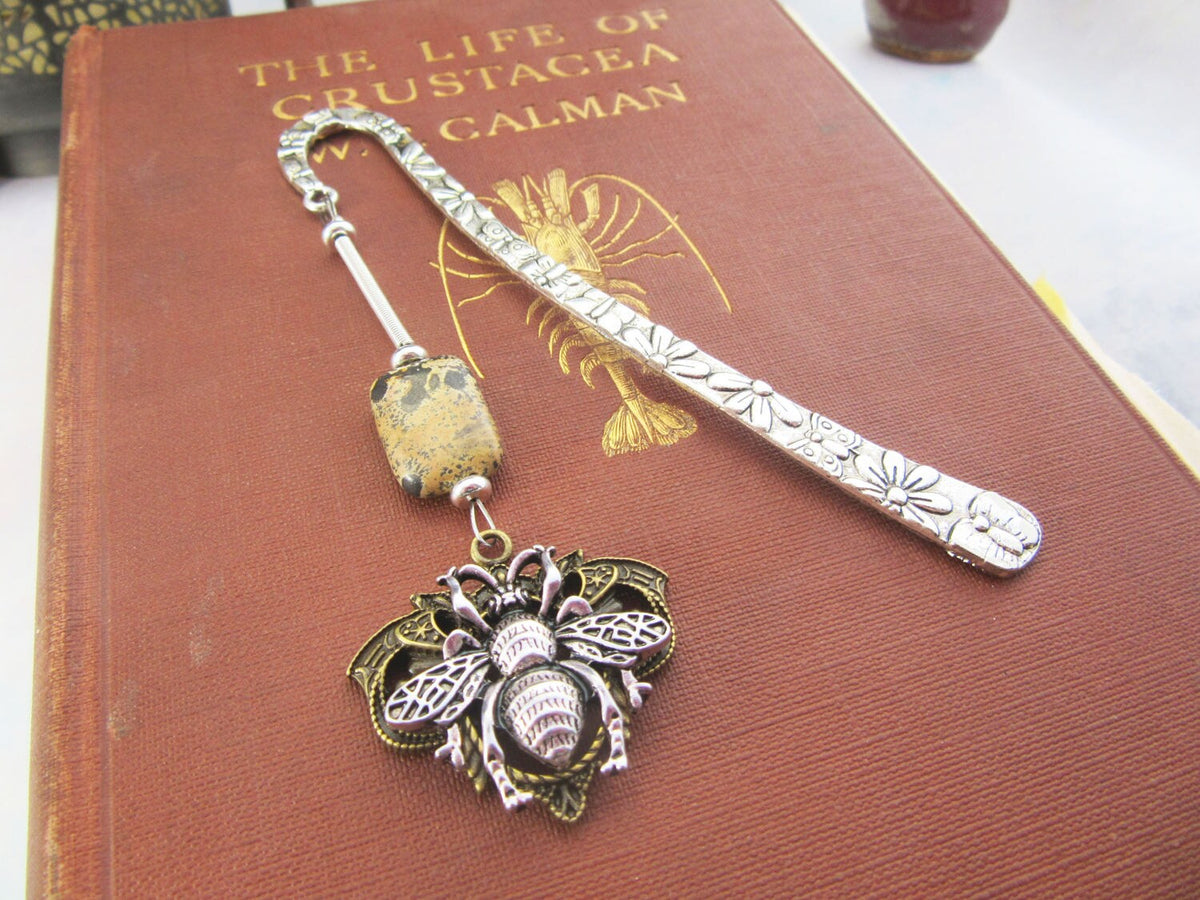 Honey bee bookmark - metal bookmark - bronze and silver design showcasing intricate details of a honeybee, perfect for bee lovers and apiculturists.