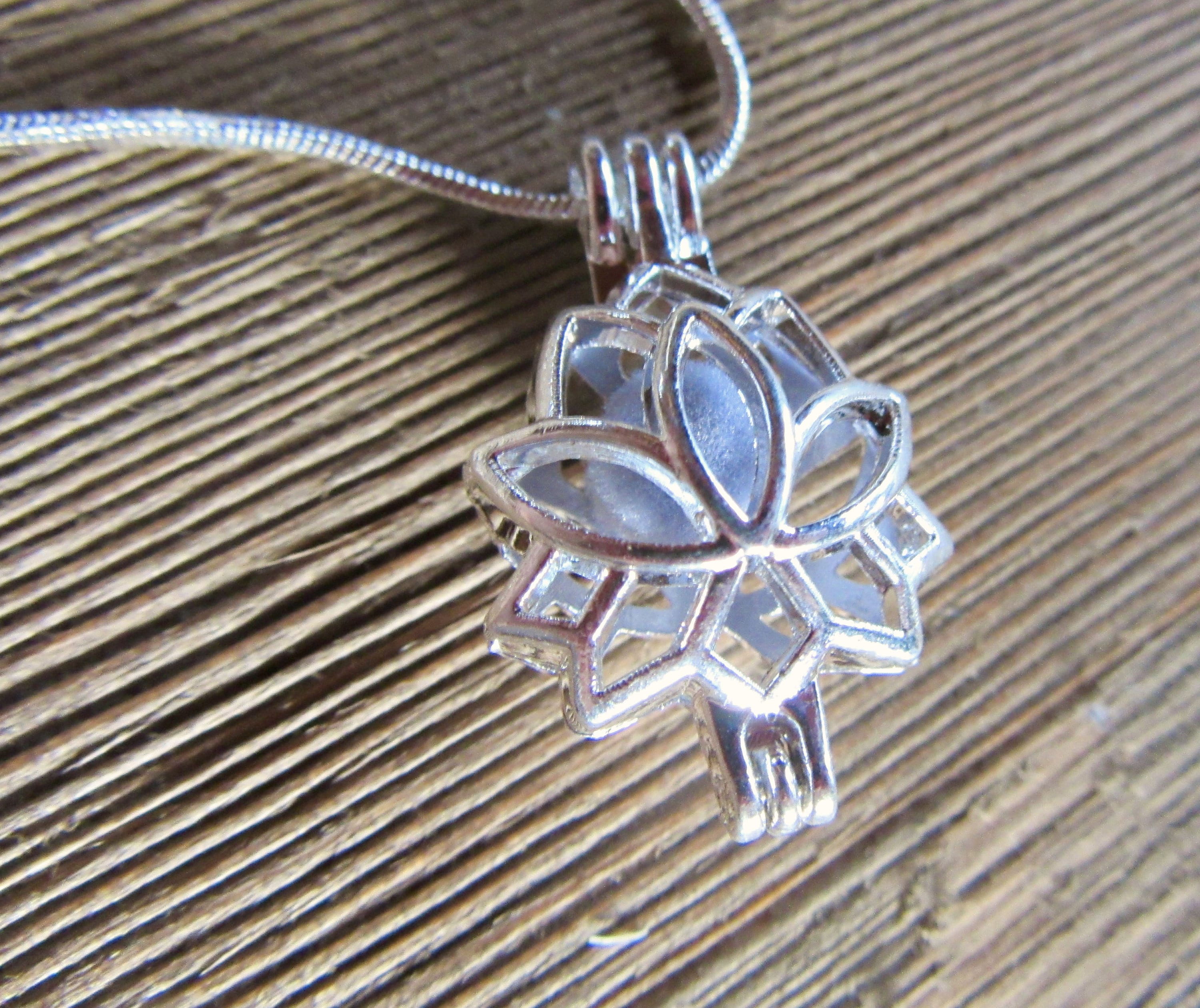 HEART AROMATHERAPY necklace showcasing essential oil diffuser pendant with a heart design and lava bead, perfect for daily aromatherapy use.