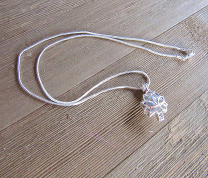 HEART AROMATHERAPY necklace designed as a tree of life pendant, essential oil diffuser necklace offering a unique and elegant way to enjoy aromatherapy.