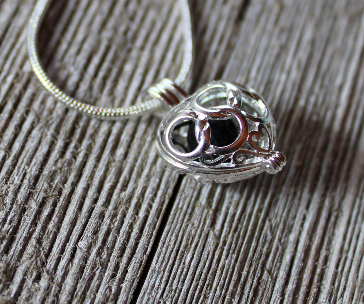 HEART AROMATHERAPY necklace featuring a heart-shaped essential oil diffuser pendant with lava bead, perfect for aromatherapy and stylish jewelry.