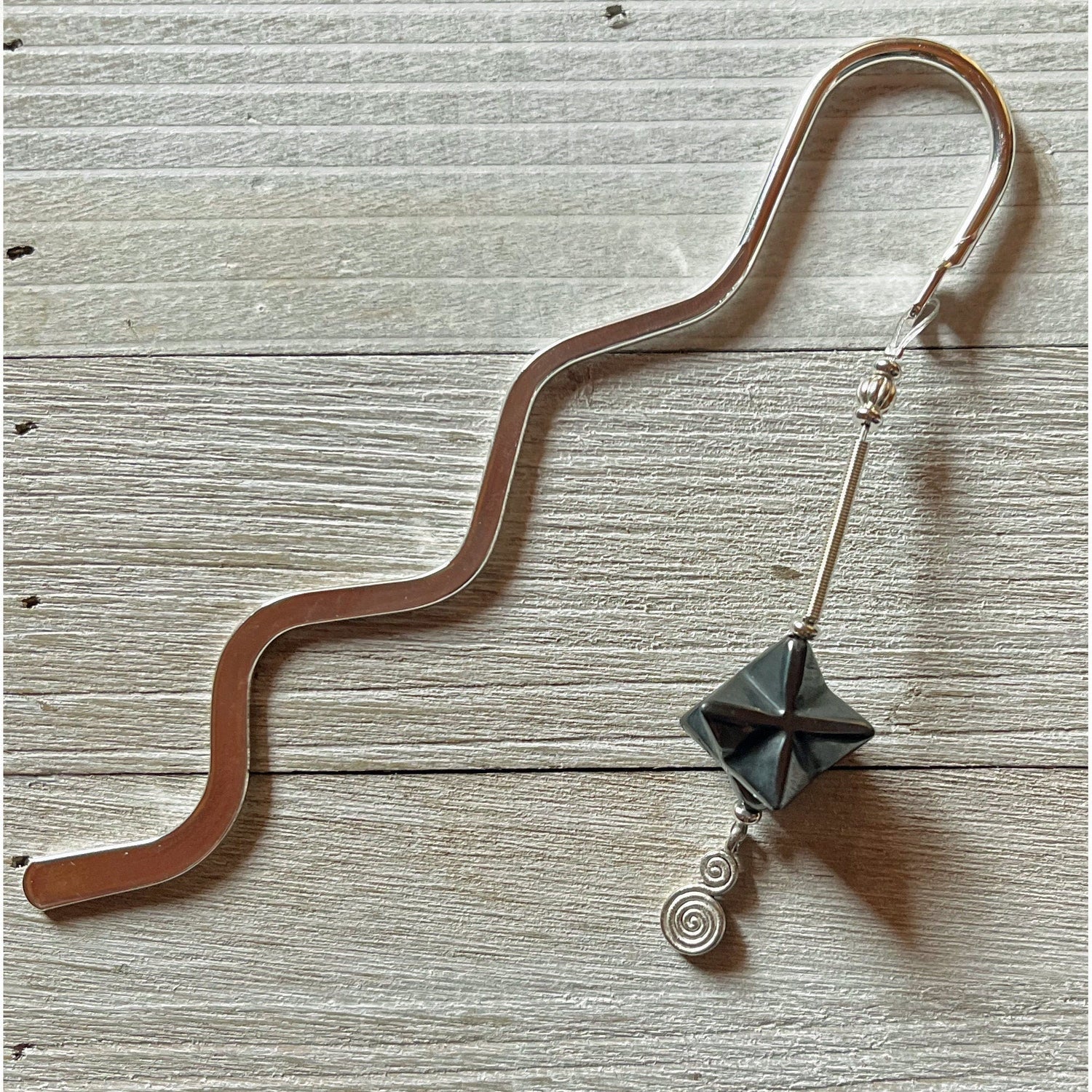 Sacred Geometry Merkaba Bookmark with Hematite - A unique gift for readers, balancing energy and enhancing reading experience.
