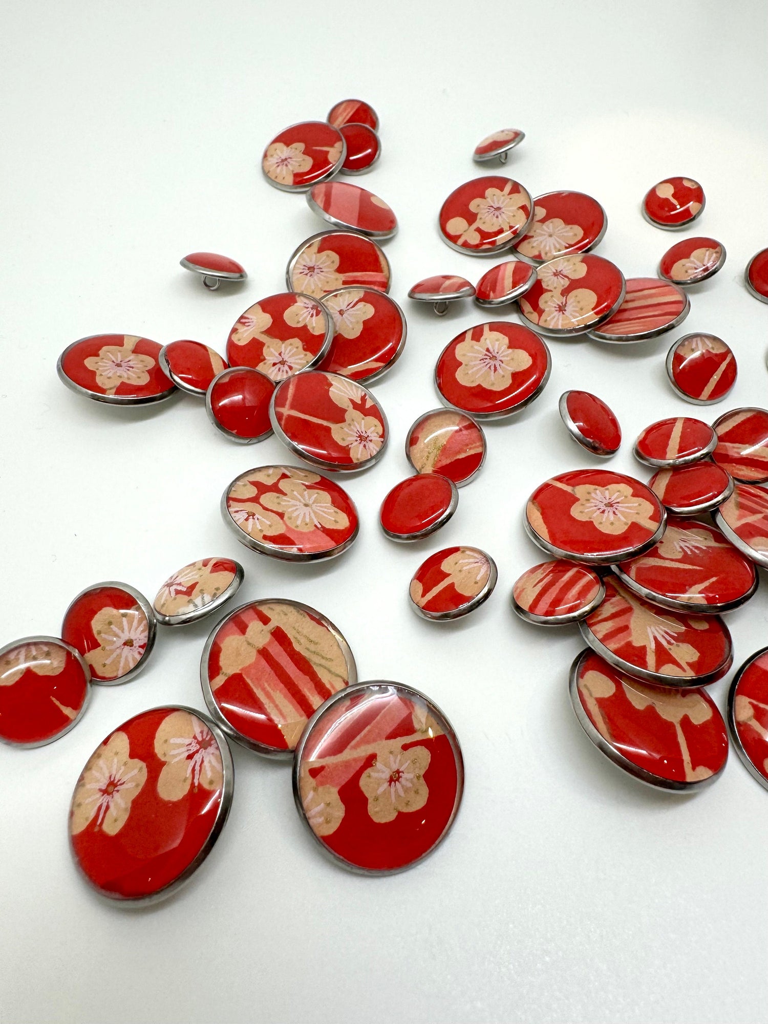 Small Round Buttons - Cream Flowers on Bright Red Background - 12mm