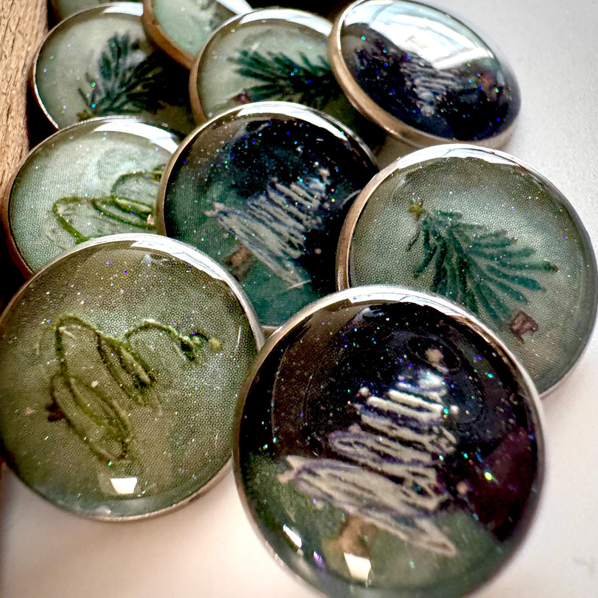 Medium Round Buttons - Green Squiggle Christmas Trees - 16mm