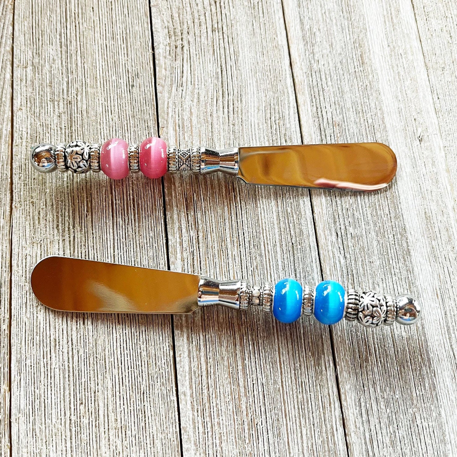 The Gender Reveal Party Spreader set includes beaded dip knives in pink and blue, perfect as charming spreaders for baby showers or gender reveal parties.