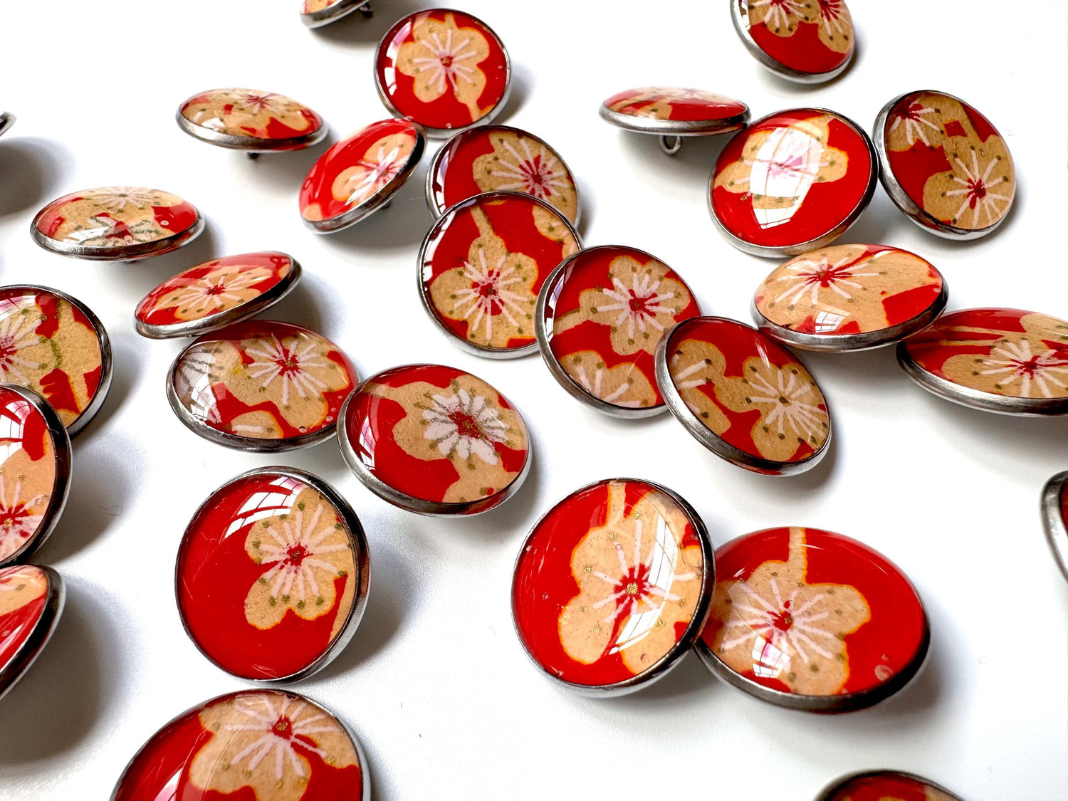 Medium Round Buttons - Cream Flowers on Bright Red Background - 16mm