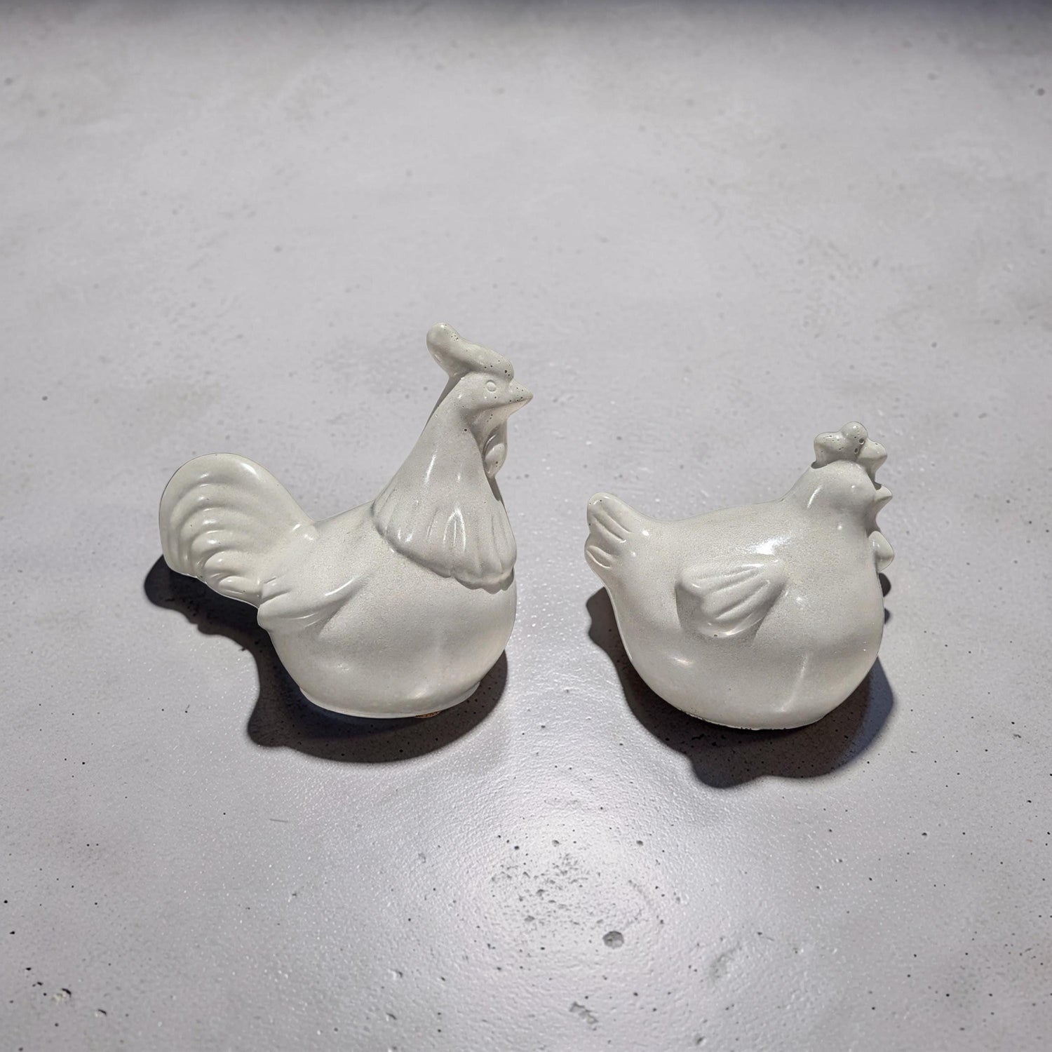 Handmade Concrete Chicken Statue Set – Minimalist Farmhouse Decor – Modern Industrial Rooster &amp; Hen Figurines – Nordic Style Concrete Bird