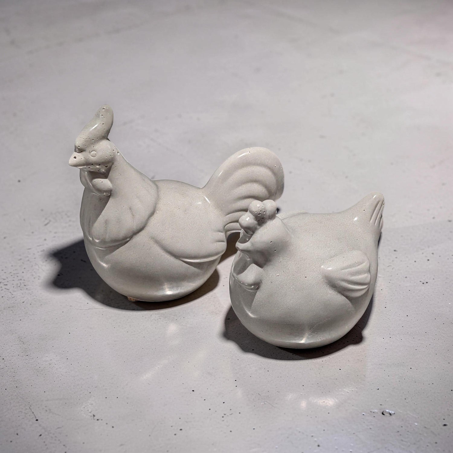 Handmade Concrete Chicken Statue Set – Minimalist Farmhouse Decor – Modern Industrial Rooster &amp; Hen Figurines – Nordic Style Concrete Bird