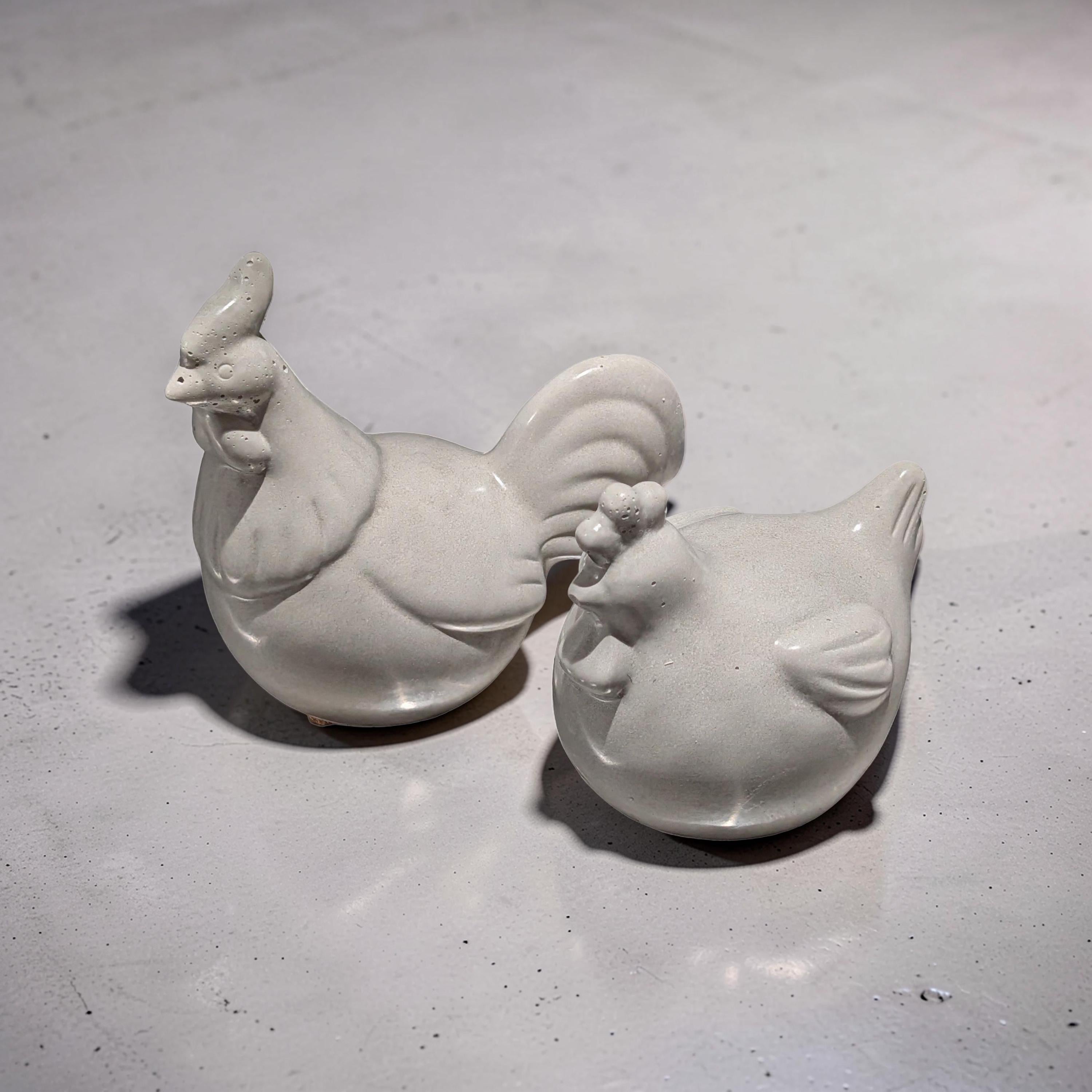 Handmade Concrete Chicken Statue Set – Minimalist Farmhouse Decor – Modern Industrial Rooster &amp; Hen Figurines – Nordic Style Concrete Bird