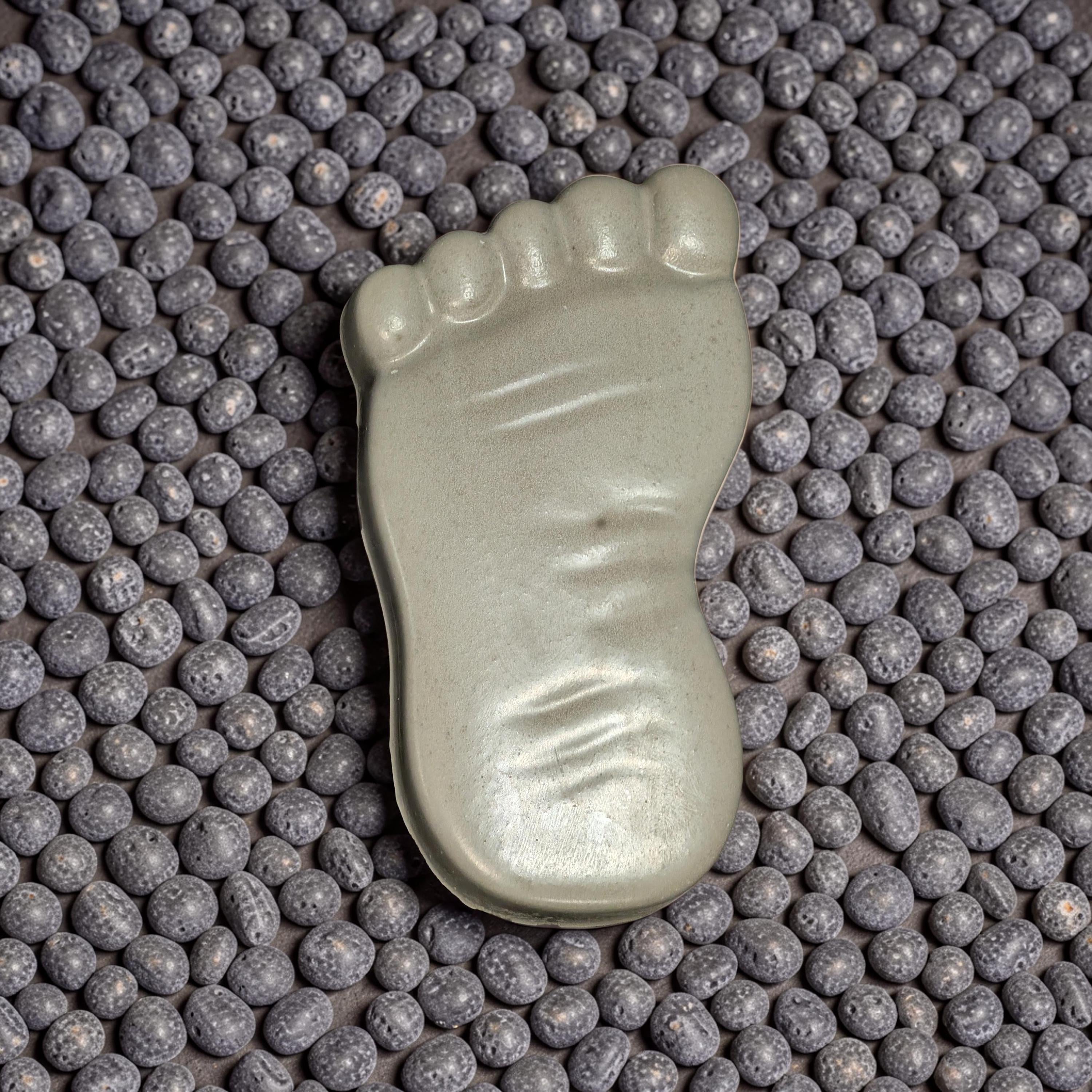 Large Concrete Feet Stepping Stones, Pair of Left &amp; Right Footprint Garden Path Decor, Sealed Outdoor Walkway Pavers