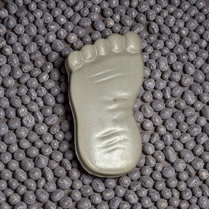 Large Concrete Feet Stepping Stones, Pair of Left &amp; Right Footprint Garden Path Decor, Sealed Outdoor Walkway Pavers