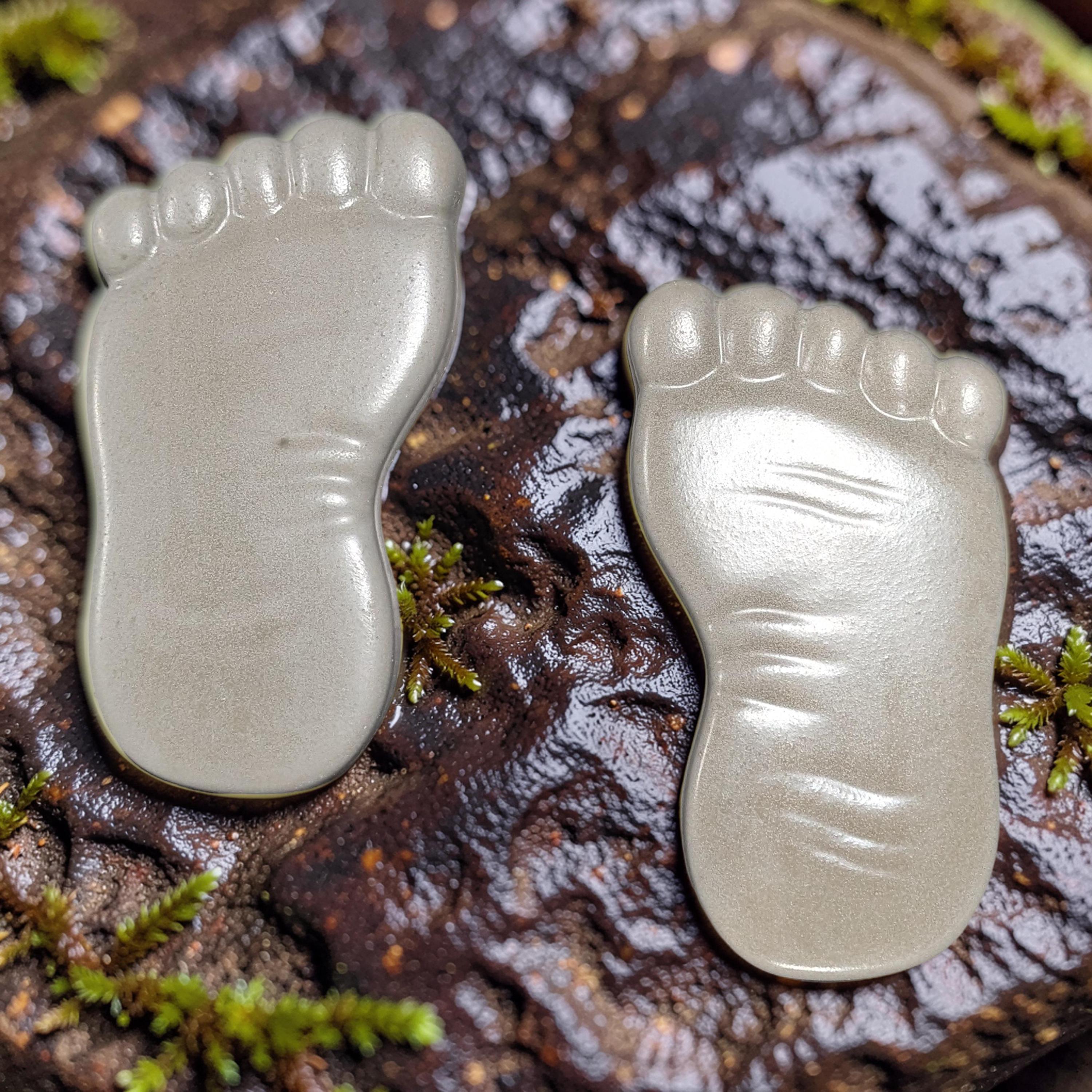 Large Concrete Feet Stepping Stones, Pair of Left &amp; Right Footprint Garden Path Decor, Sealed Outdoor Walkway Pavers