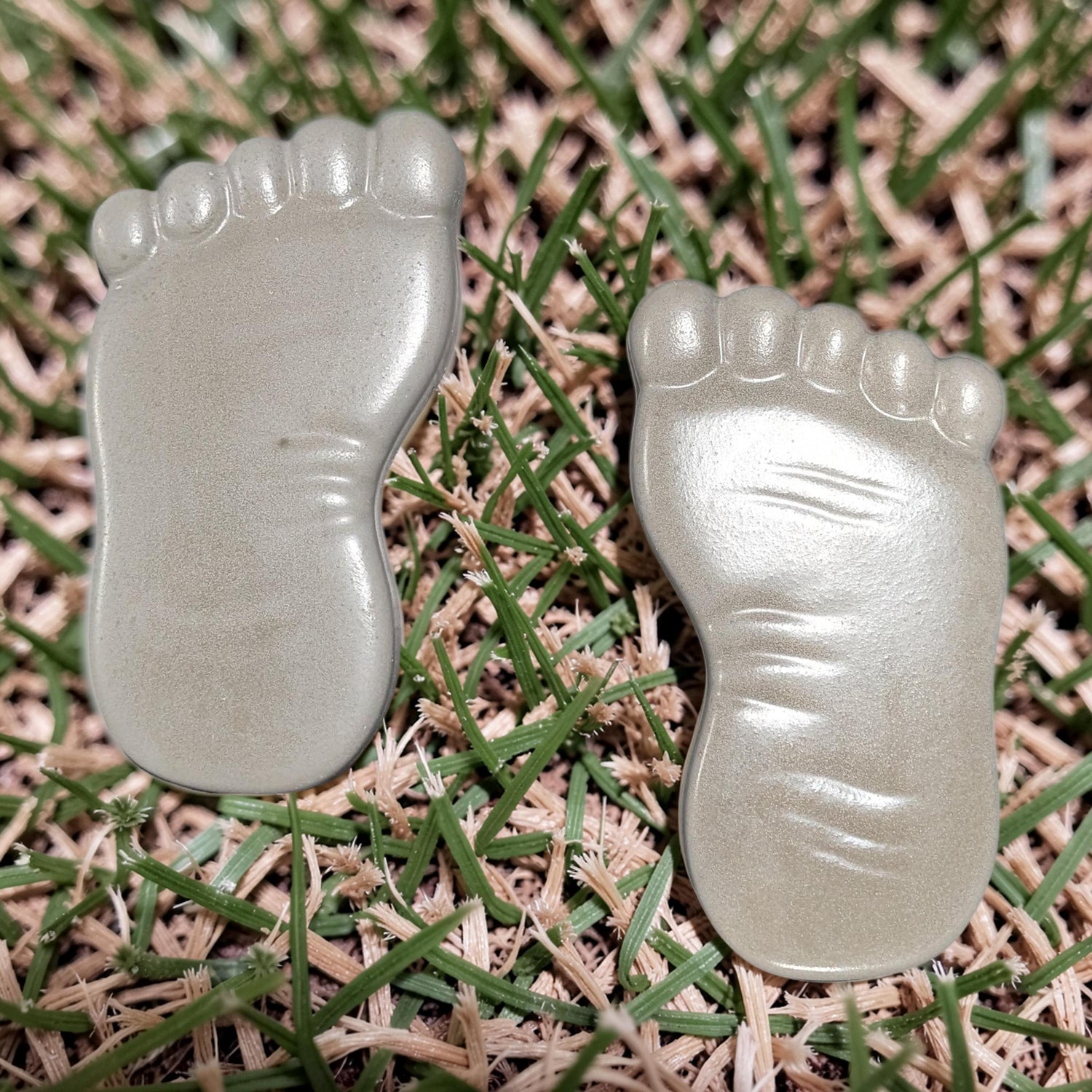 Large Concrete Feet Stepping Stones, Pair of Left &amp; Right Footprint Garden Path Decor, Sealed Outdoor Walkway Pavers