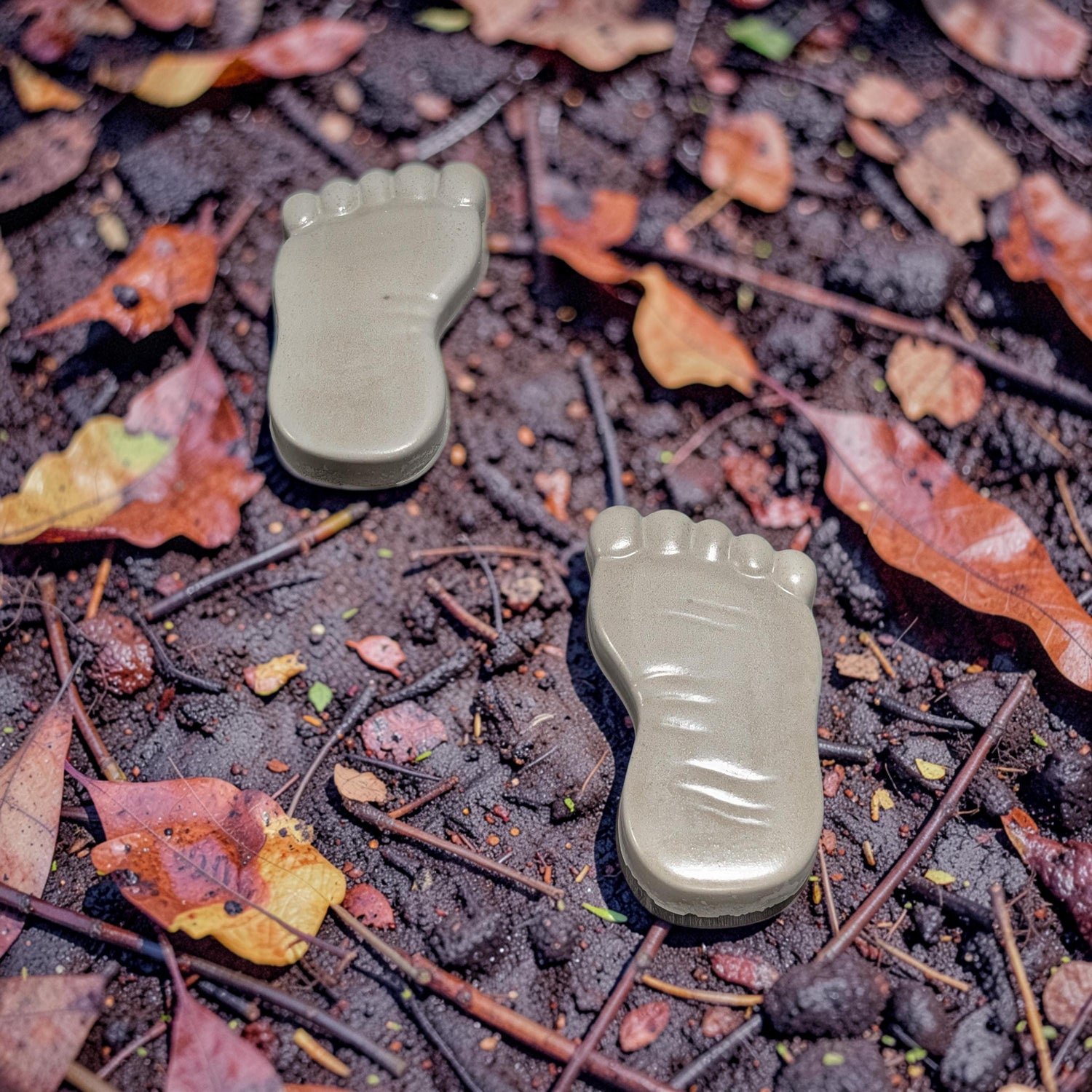 Large Concrete Feet Stepping Stones, Pair of Left &amp; Right Footprint Garden Path Decor, Sealed Outdoor Walkway Pavers