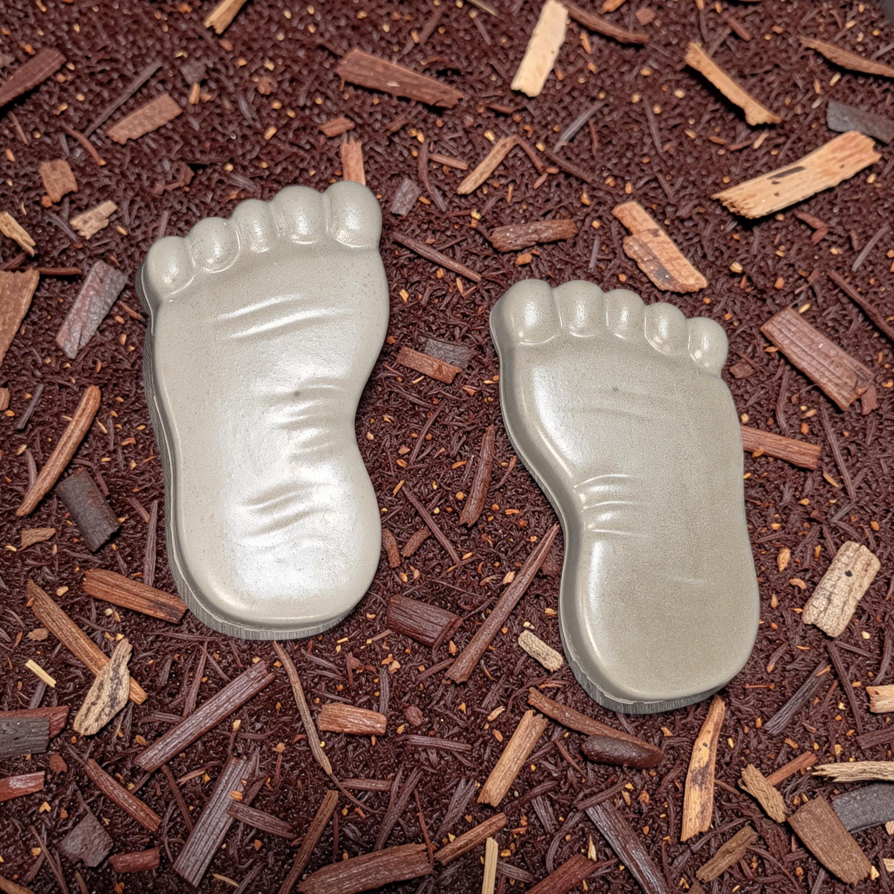 Large Concrete Feet Stepping Stones, Pair of Left &amp; Right Footprint Garden Path Decor, Sealed Outdoor Walkway Pavers