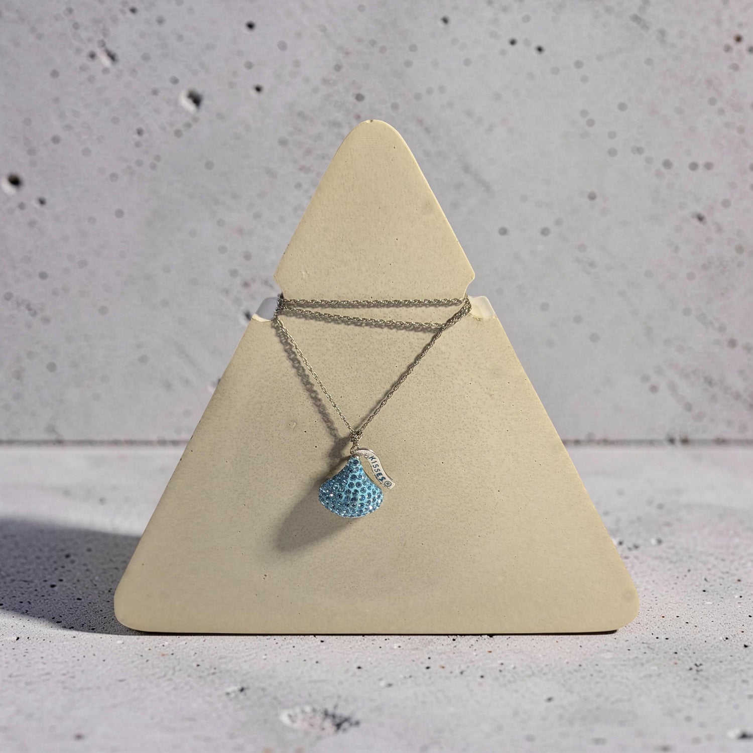 Concrete Necklace Display Stand - Minimalist Triangle Jewelry Holder, Geometric Pendant Display, Industrial Vanity Organizer