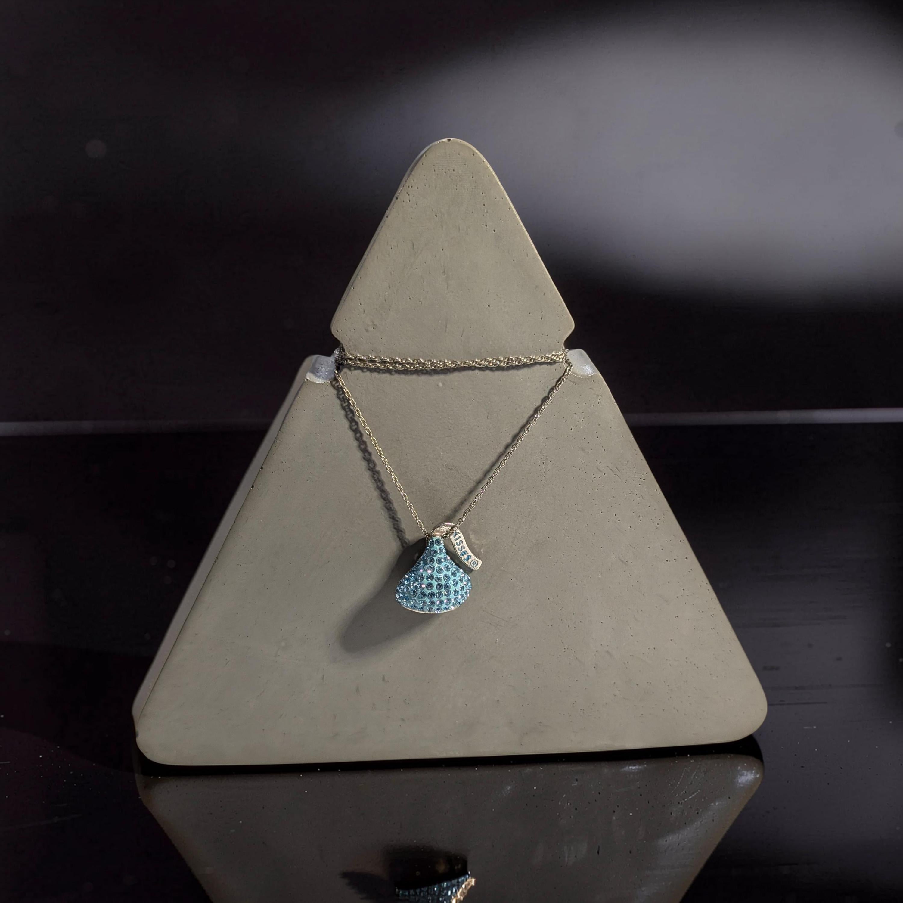 Concrete Necklace Display Stand - Minimalist Triangle Jewelry Holder, Geometric Pendant Display, Industrial Vanity Organizer