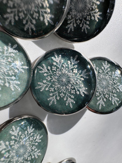 Medium Round Buttons - Lace Snowflakes  - 16mm / 5/8 inch