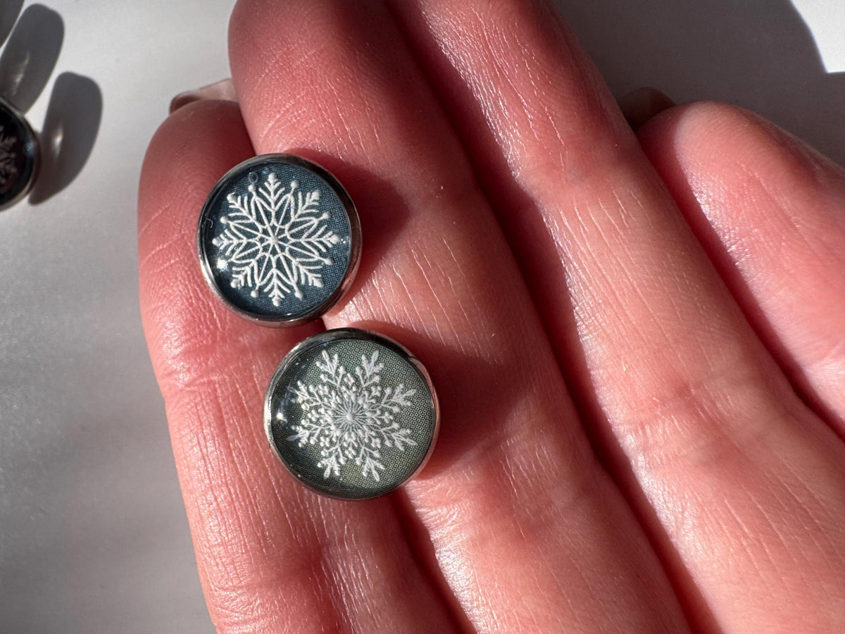 Medium Round Buttons - Lace Snowflakes  - 16mm / 5/8 inch