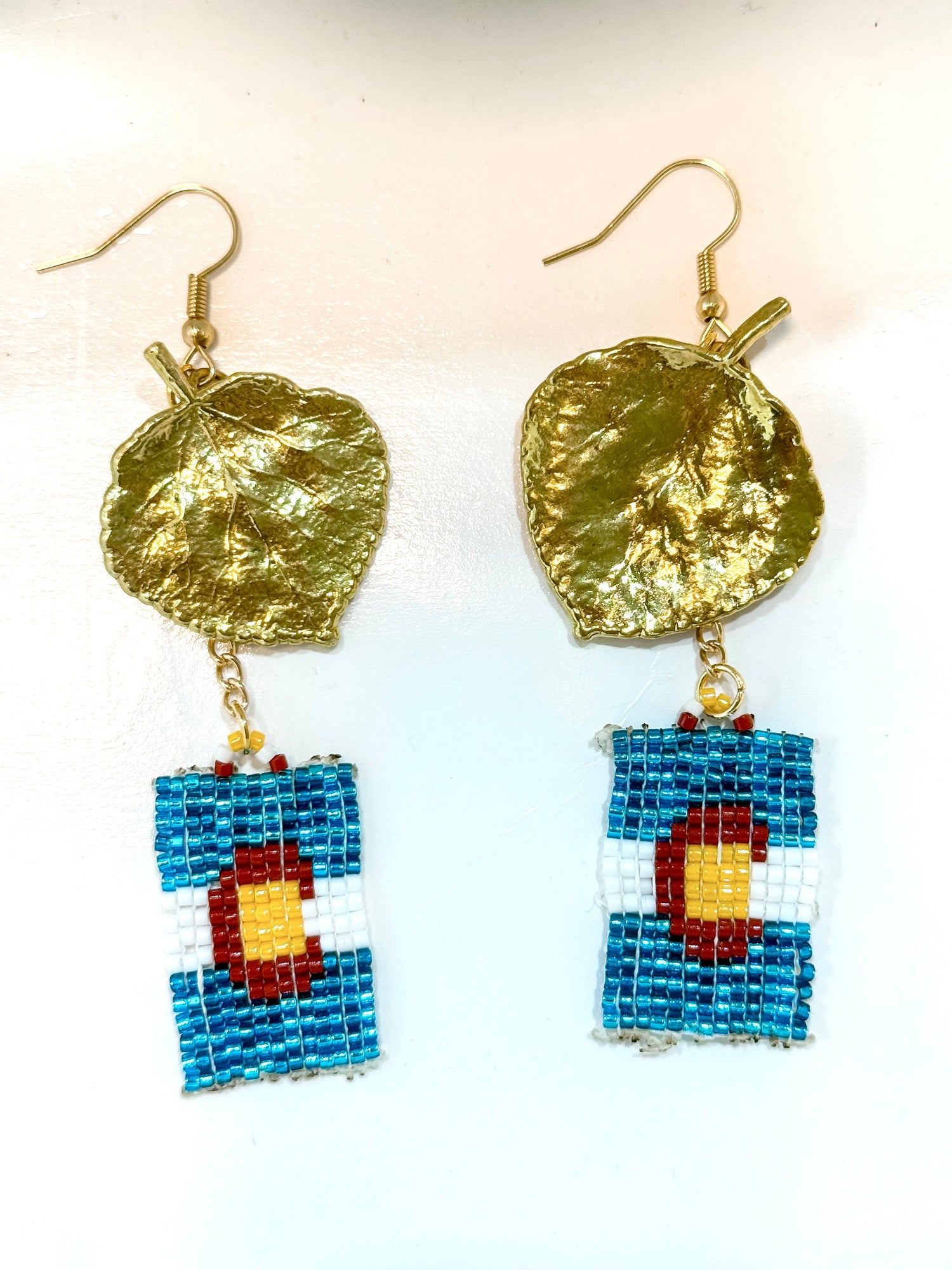 Vertical Colorado flag with 10kt gold plated Aspen leaves