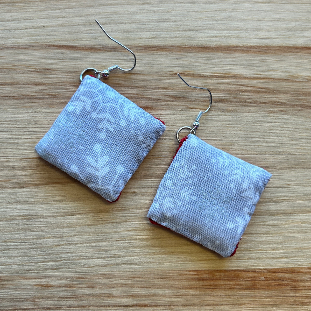 Scandi Earrings - white etoile on red