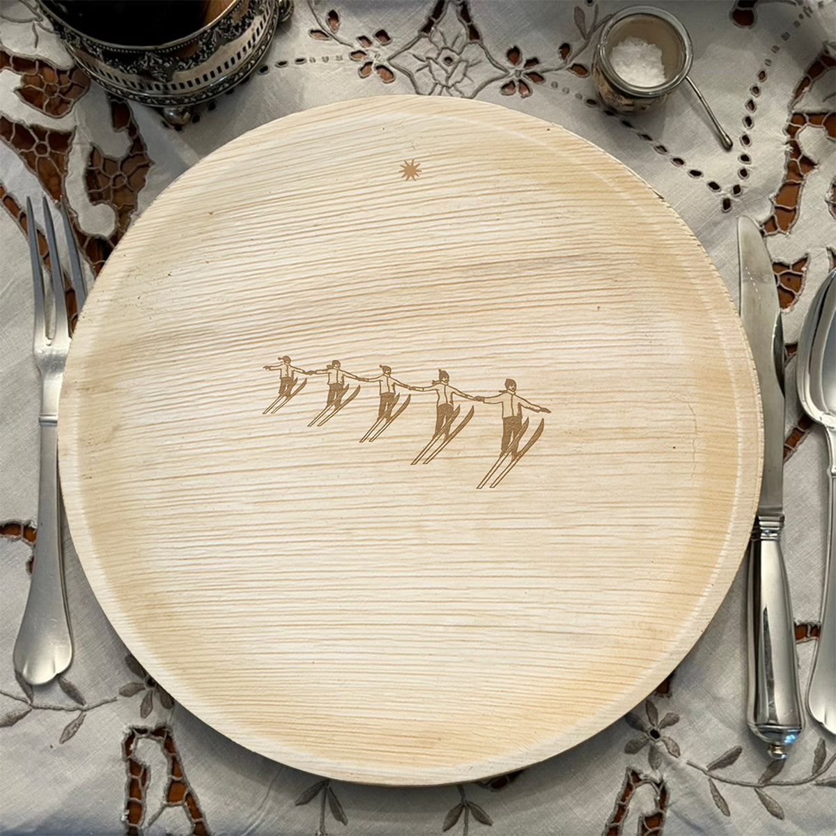 maaterra compostable palm leaf plates with high five design