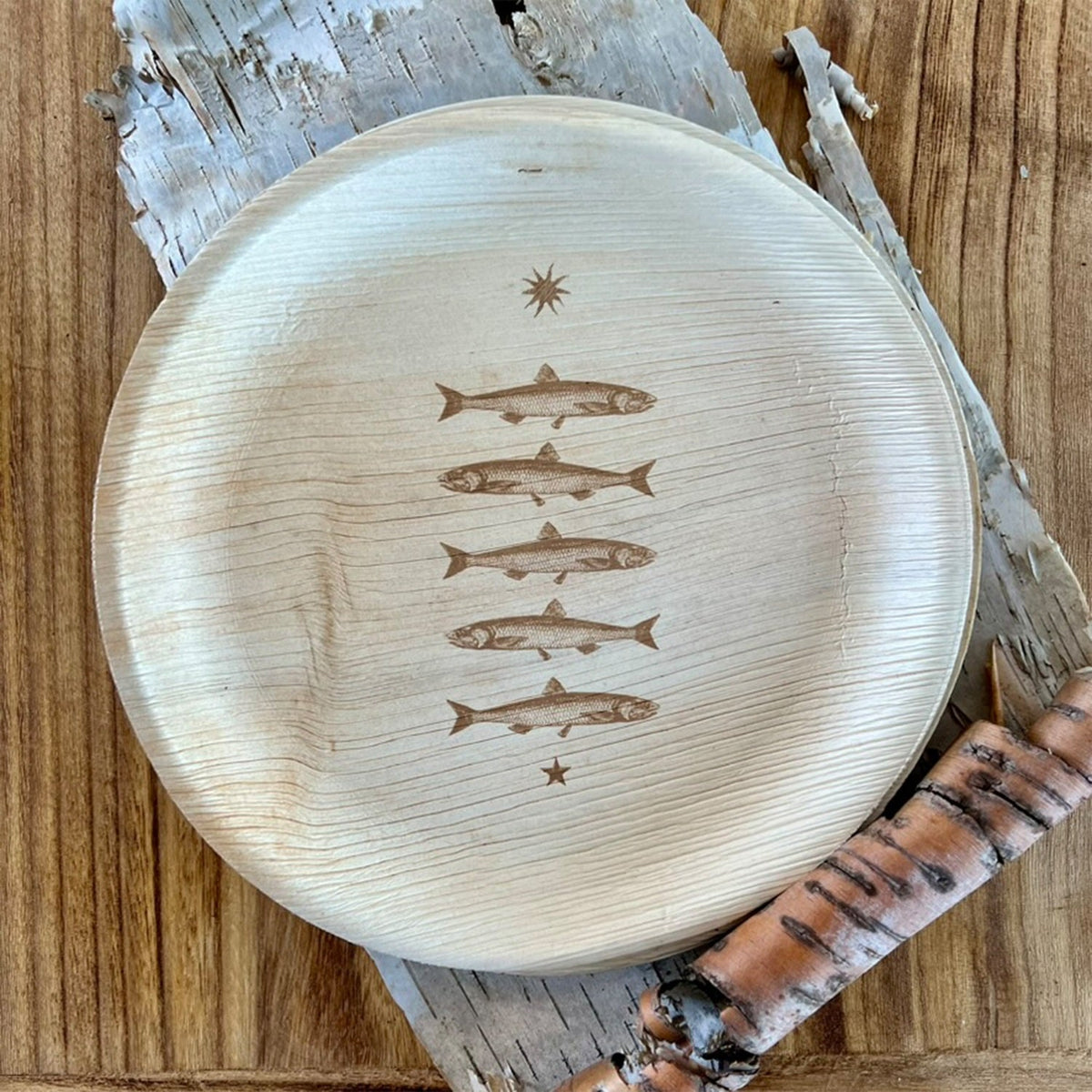 maaterra compostable palm leaf plate with stacked fish design